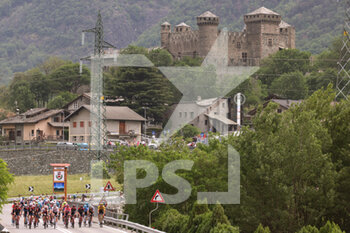 2022-05-22 - The group at the passage near the Fenis Castle - STAGE 15 - RIVAROLO CANAVESE - COGNE - GIRO D'ITALIA - CYCLING