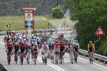 2022-05-22 - The big group near Fenis Castle - STAGE 15 - RIVAROLO CANAVESE - COGNE - GIRO D'ITALIA - CYCLING