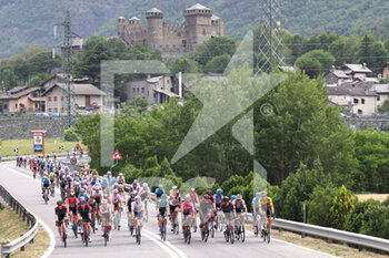 2022-05-22 - The big group near Fenis Castle - STAGE 15 - RIVAROLO CANAVESE - COGNE - GIRO D'ITALIA - CYCLING