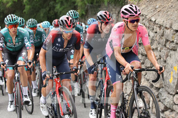 2022-05-22 - Richard Carapaz, pink jacket, and the Team Ineos Grenadiers  - STAGE 15 - RIVAROLO CANAVESE - COGNE - GIRO D'ITALIA - CYCLING