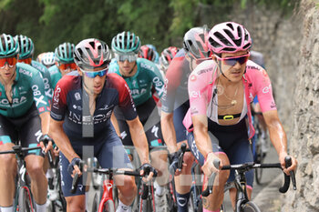 2022-05-22 - Richard Carapaz (Ineos Grenadiers), the leader in pink jacket - STAGE 15 - RIVAROLO CANAVESE - COGNE - GIRO D'ITALIA - CYCLING