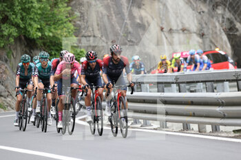 2022-05-22 - The big group on the street to Cogne, in head Richard Carapaz and the team Ineos Grenadiers - STAGE 15 - RIVAROLO CANAVESE - COGNE - GIRO D'ITALIA - CYCLING