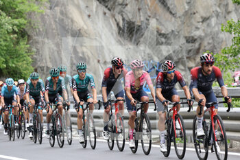 2022-05-22 - Richard Carapaz, pink jacket, and the Team Ineos Grenadiers  - STAGE 15 - RIVAROLO CANAVESE - COGNE - GIRO D'ITALIA - CYCLING