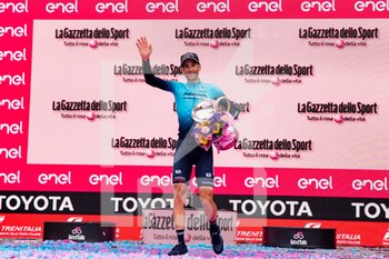 2022-05-29 - Vincenzo Nibali, with Trofeo Bonacossa, for his career - 2022 GIRO D'ITALIA - STAGE 21 - VERONA - VERONA  - GIRO D'ITALIA - CYCLING