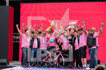 2022-05-29 - Bora Hansgrohe celebrating Jai Hindley, winner of Giro d'Italia 2022 - 2022 GIRO D'ITALIA - STAGE 21 - VERONA - VERONA  - GIRO D'ITALIA - CYCLING