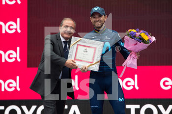 2022-05-29 - Mauro Vegni and Alejandro Valverde (Movistar Team) , with a special prize for his career - 2022 GIRO D'ITALIA - STAGE 21 - VERONA - VERONA  - GIRO D'ITALIA - CYCLING