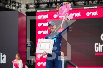 2022-05-29 - Alejandro Valverde (Movistar Team) with a special prize for his career - 2022 GIRO D'ITALIA - STAGE 21 - VERONA - VERONA  - GIRO D'ITALIA - CYCLING
