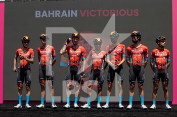 2022-05-12 - Bahrain Victorious team  - 2022 GIRO D'ITALIA - STAGE 6 - PALMI - SCALEA - GIRO D'ITALIA - CYCLING