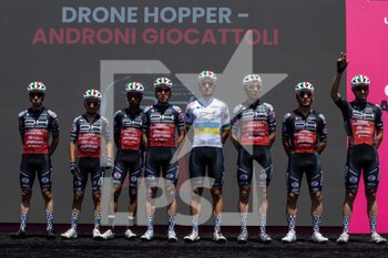 2022-05-12 - Drone Hopper Androni Giocattoli team  - 2022 GIRO D'ITALIA - STAGE 6 - PALMI - SCALEA - GIRO D'ITALIA - CYCLING