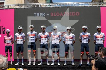 2022-05-12 - Trek-Segafredo team  - 2022 GIRO D'ITALIA - STAGE 6 - PALMI - SCALEA - GIRO D'ITALIA - CYCLING