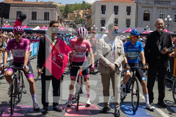 2022-05-12 - Departure of the sixth stage of the tour of Italy - 2022 GIRO D'ITALIA - STAGE 6 - PALMI - SCALEA - GIRO D'ITALIA - CYCLING