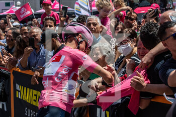 2022-05-12 - Lopez Perez Juan Pedro pink shirt  - 2022 GIRO D'ITALIA - STAGE 6 - PALMI - SCALEA - GIRO D'ITALIA - CYCLING