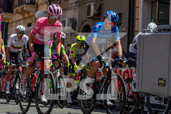 2022-05-12 - Lopez Perez Juan Pedro pink shirt and Kamna Lennard blue shirt - 2022 GIRO D'ITALIA - STAGE 6 - PALMI - SCALEA - GIRO D'ITALIA - CYCLING