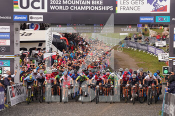 26/08/2022 - Start race   in UCI Mountain Bike World Championships in Les Gets 2022 Cross-Country Short Track Man Edite August 26, 2022 - 2022 UCI MOUNTAIN BIKE WORLD CHAMPIONSHIPS - MTB - MOUNTAIN BIKE - CICLISMO