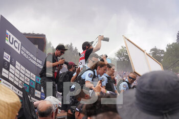 27/08/2022 - Invasion of the public on the stage of the winners at the end of the race  during UCI Mountain Bike World Championships in Les Gets 2022 Man Elite Downhill - Final August 27, 2022, France - 2022 UCI MOUNTAIN BIKE WORLD CHAMPIONSHIPS - MTB - MOUNTAIN BIKE - CICLISMO