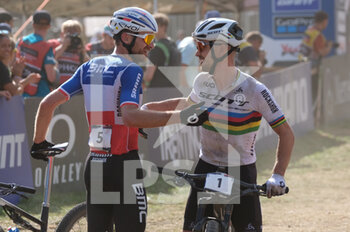 04/09/2022 - (5) Titouan Carod (FRA) and (1) Nino Schurter (SUI) after the finish line - UCI MOUNTAIN BIKE WORLD CUP - MEN - CROSS COUNTRY OLYMPIC RACE - MTB - MOUNTAIN BIKE - CICLISMO