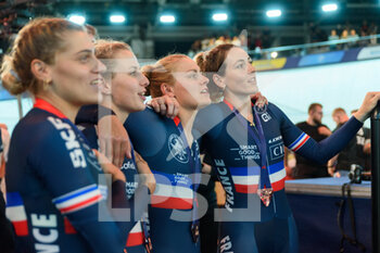 12/08/2022 - 12.8.2022, Munich, International Congress Center Munich, European Championships Munich 2022: Men Track cycling team pursuit final, Victoire Berteau, Valentine Fortin, Clara Copponi, Marion Borras (Team France) singing the national anthem of France during the victory ceremony of their France male colleagues - EUROPEAN CHAMPIONSHIPS MUNICH 2022: TRACK CYCLING TEAM PURSUIT FINAL - PISTA - CICLISMO
