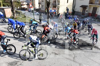 2022-03-12 - Passing the group - TAPPA 6 - APECCHIO-CARPEGNA - TIRRENO - ADRIATICO - CYCLING