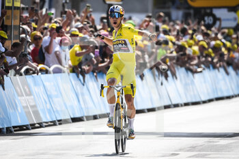 2022-07-05 - Belgian Wout VAN AERT of Team Jumbo-Visma celebrates his victory during the Tour de France 2022, cycling race stage 4, Dunkerque - Calais (171,5 Km) on July 5, 2022 in Calais, France - CYCLING - TOUR DE FRANCE 2022 - STAGE 4 - TOUR DE FRANCE - CYCLING