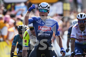 2022-07-05 - Belgian Jasper PHILIPSEN of Team Alpecin-Deceuninck mistakenly celebrates the victory during the Tour de France 2022, cycling race stage 4, Dunkerque - Calais (171,5 Km) on July 5, 2022 in Calais, France - CYCLING - TOUR DE FRANCE 2022 - STAGE 4 - TOUR DE FRANCE - CYCLING