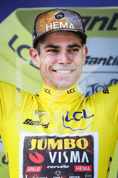 2022-07-05 - Belgian Wout VAN AERT of Team Jumbo-Visma wearing the overall leader's yellow jersey on the podium during the Tour de France 2022, cycling race stage 4, Dunkerque - Calais (171,5 Km) on July 5, 2022 in Calais, France - CYCLING - TOUR DE FRANCE 2022 - STAGE 4 - TOUR DE FRANCE - CYCLING