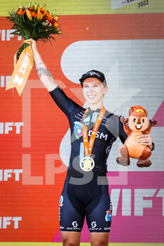 2022-07-24 - Lorena WIEBES (Netherlands) of Team DSM celebrates his victory on the podium during the Tour de France Femmes avec Zwift, Cycling race stage 1, Paris Tour Eiffel to Champs-Elysees (81,7 Km) on July 24, 2022 in Paris, France. - CYCLING - WOMEN'S TOUR DE FRANCE 2022 - STAGE 1 - TOUR DE FRANCE - CYCLING