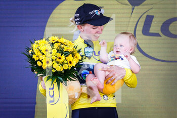 2022-07-24 - Lorena WIEBES (Netherlands) of Team DSM holding her child celebrates her overall leader yellow jersey on the podium during the Tour de France Femmes avec Zwift, Cycling race stage 1, Paris Tour Eiffel to Champs-Elysees (81,7 Km) on July 24, 2022 in Paris, France. - CYCLING - WOMEN'S TOUR DE FRANCE 2022 - STAGE 1 - TOUR DE FRANCE - CYCLING