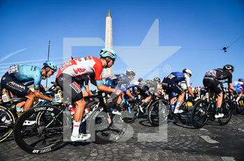 2022-07-24 - The pack of riders cycles on Place de la Concorde during the Tour de France 2022, cycling race stage 21, Paris La Defense Arena - Paris Champs-Elysees (116 Km) on July 24, 2022 in Paris, France - CYCLING - TOUR DE FRANCE 2022 - STAGE 21 - TOUR DE FRANCE - CYCLING
