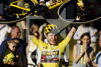 2022-07-24 - Yellow jersey Jonas Vingegaard of Denmark and Jumbo - Visma celebrates winning the Tour 2022 following stage 21 of the Tour de France 2022, cycling race from Paris La Defense Arena to Paris Champs-Elysees (116 Km) on July 24, 2022 in Paris, France - CYCLING - TOUR DE FRANCE 2022 - STAGE 21 - TOUR DE FRANCE - CYCLING