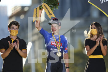 2022-07-24 - Jasper Philipsen of Belgium and Alpecin - Deceuninck celebrates winning during the podium ceremony stage 21 of the Tour de France 2022, cycling race from Paris La Defense Arena to Paris Champs-Elysees (116 Km) on July 24, 2022 in Paris, France - CYCLING - TOUR DE FRANCE 2022 - STAGE 21 - TOUR DE FRANCE - CYCLING