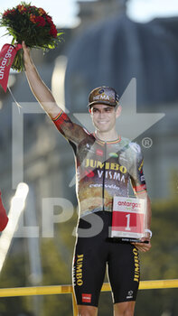 2022-07-24 - Best combative rider of the Tour 2022 Wout van Aert of Belgium and Jumbo - Visma during the podium ceremony following stage 21 of the Tour de France 2022, cycling race from Paris La Defense Arena to Paris Champs-Elysees (116 Km) on July 24, 2022 in Paris, France - CYCLING - TOUR DE FRANCE 2022 - STAGE 21 - TOUR DE FRANCE - CYCLING