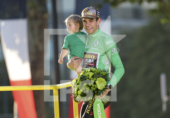 2022-07-24 - Winner of the Green jersey for best sprinter Wout van Aert of Belgium and Jumbo - Visma holding his son Georges van Aert during the podium ceremony following stage 21 of the Tour de France 2022, cycling race from Paris La Defense Arena to Paris Champs-Elysees (116 Km) on July 24, 2022 in Paris, France - CYCLING - TOUR DE FRANCE 2022 - STAGE 21 - TOUR DE FRANCE - CYCLING