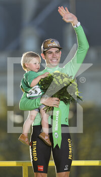 2022-07-24 - Winner of the Green jersey for best sprinter Wout van Aert of Belgium and Jumbo - Visma holding his son Georges van Aert during the podium ceremony following stage 21 of the Tour de France 2022, cycling race from Paris La Defense Arena to Paris Champs-Elysees (116 Km) on July 24, 2022 in Paris, France - CYCLING - TOUR DE FRANCE 2022 - STAGE 21 - TOUR DE FRANCE - CYCLING