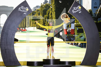 2022-07-24 - Jonas VINGEGAARD (Denmark) of Team JUMBO - VISMA celebrates on the podium with the overall leader's yellow jersey after winning the 109th edition of the Tour de France during the Tour de France 2022, cycling race stage 21, Paris La Défense Arena - Paris Champs-Élysées (116 Km) on July 24, 2022 in Paris, France - CYCLING - TOUR DE FRANCE 2022 - STAGE 21 - TOUR DE FRANCE - CYCLING