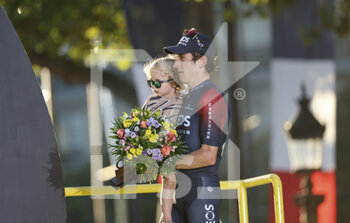 2022-07-24 - Third place of the Tour 2022 Geraint Thomas of Great Britain and Ineos Grenadiers holding his son during the podium ceremony following stage 21 of the Tour de France 2022, cycling race from Paris La Defense Arena to Paris Champs-Elysees (116 Km) on July 24, 2022 in Paris, France - CYCLING - TOUR DE FRANCE 2022 - STAGE 21 - TOUR DE FRANCE - CYCLING