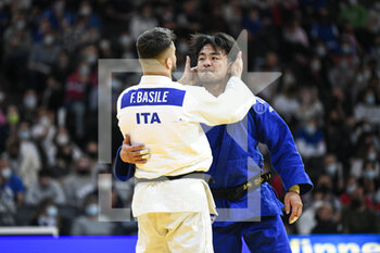 2022-02-05 - Men's -73 kg, Hashimoto Soichi of Japan hugs Fabio Basile of Italy after the fight during the Paris Grand Slam 2022, IJF World Judo Tour on February 5, 2022 at Accor Arena in Paris, France - PARIS GRAND SLAM 2022, IJF WORLD JUDO TOUR - JUDO - CONTACT