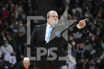 2022-02-06 - International referee (IJF) giving an warning (shido, yellow card) during the Paris Grand Slam 2022, IJF World Judo Tour on February 5, 2022 at Accor Arena in Paris, France - PARIS GRAND SLAM 2022, IJF WORLD JUDO TOUR  - JUDO - CONTACT