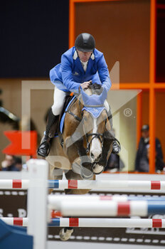 2022-03-18 - Jur VRIELING (NED) riding FIUMICINO VAN DE KALEVALLEI during the Prix Hermes Sellier at the Saut-Hermes 2022, equestrian FEI event on March 18, 2022 at the ephemeral Grand-palais in Paris, France - SAUT-HERMèS 2022, EQUESTRIAN FEI EVENT  - INTERNATIONALS - EQUESTRIAN