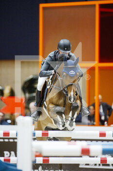 2022-03-18 - Harrie SMOLDERS (NED) riding MONACO during the Prix Hermes Sellier at the Saut-Hermes 2022, equestrian FEI event on March 18, 2022 at the ephemeral Grand-palais in Paris, France - SAUT-HERMèS 2022, EQUESTRIAN FEI EVENT  - INTERNATIONALS - EQUESTRIAN