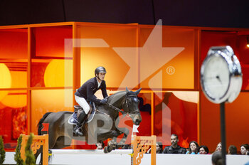 2022-03-18 - Julien GONIN (FRA) riding VALOU DU LYS during the Prix Hermes Sellier at the Saut-Hermes 2022, equestrian FEI event on March 18, 2022 at the ephemeral Grand-palais in Paris, France - SAUT-HERMèS 2022, EQUESTRIAN FEI EVENT  - INTERNATIONALS - EQUESTRIAN