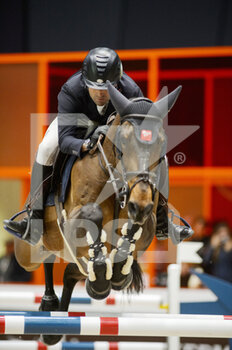 2022-03-18 - Olivier PERREAU (FRA) riding GL EVENTS VENIZIA D'AIGUILLY during the Prix Hermes Sellier at the Saut-Hermes 2022, equestrian FEI event on March 18, 2022 at the ephemeral Grand-palais in Paris, France - SAUT-HERMèS 2022, EQUESTRIAN FEI EVENT  - INTERNATIONALS - EQUESTRIAN