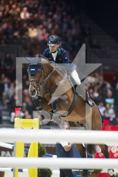 2022-03-19 - Denis LYNCH (IRL) riding GC CHOPIN'S BUSHI during the Prix GL Events at the Saut-Hermes 2022, equestrian FEI event on March 19, 2022 at the ephemeral Grand-palais in Paris, France - PRIX GL EVENTS AT THE SAUT-HERMES 2022, EQUESTRIAN FEI EVENT - INTERNATIONALS - EQUESTRIAN