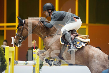 2022-03-19 - Harrie SMOLDERS (NED) riding ESCAPE Z during the Prix GL Events at the Saut-Hermes 2022, equestrian FEI event on March 19, 2022 at the ephemeral Grand-palais in Paris, France - PRIX GL EVENTS AT THE SAUT-HERMES 2022, EQUESTRIAN FEI EVENT - INTERNATIONALS - EQUESTRIAN