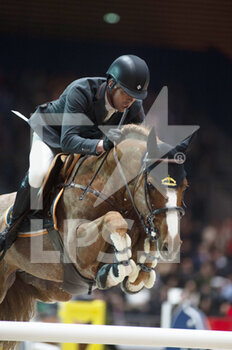 2022-03-19 - Harrie SMOLDERS (NED) riding ESCAPE Z during the Prix GL Events at the Saut-Hermes 2022, equestrian FEI event on March 19, 2022 at the ephemeral Grand-palais in Paris, France - PRIX GL EVENTS AT THE SAUT-HERMES 2022, EQUESTRIAN FEI EVENT - INTERNATIONALS - EQUESTRIAN