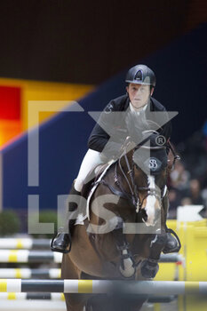 2022-03-19 - Scott BRASH (GBR) riding HELLO SHELBY during the Prix GL Events at the Saut-Hermes 2022, equestrian FEI event on March 19, 2022 at the ephemeral Grand-palais in Paris, France - PRIX GL EVENTS AT THE SAUT-HERMES 2022, EQUESTRIAN FEI EVENT - INTERNATIONALS - EQUESTRIAN