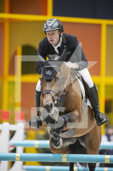 2022-03-19 - Willem GREVE (NED) riding HIGHWAY M TN during the Saut Hermes prize at the Saut-Hermes 2022, equestrian FEI event on March 19, 2022 at the ephemeral Grand-palais in Paris, France - PRIX GL EVENTS AT THE SAUT-HERMES 2022, EQUESTRIAN FEI EVENT - INTERNATIONALS - EQUESTRIAN