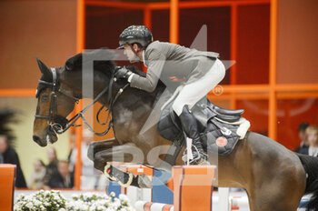 2022-03-19 - Simon DELESTRE (FRA) riding CAYMAN JOLLY JUMPER during the Saut Hermes prize at the Saut-Hermes 2022, equestrian FEI event on March 19, 2022 at the ephemeral Grand-palais in Paris, France - PRIX GL EVENTS AT THE SAUT-HERMES 2022, EQUESTRIAN FEI EVENT - INTERNATIONALS - EQUESTRIAN