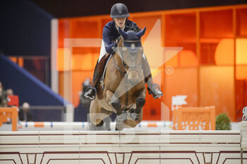 2022-03-19 - Lily ATTWOOD (GBR) riding COR-LEON V riding VLIERBEEK Z during the Saut Hermes prize at the Saut-Hermes 2022, equestrian FEI event on March 19, 2022 at the ephemeral Grand-palais in Paris, France - PRIX GL EVENTS AT THE SAUT-HERMES 2022, EQUESTRIAN FEI EVENT - INTERNATIONALS - EQUESTRIAN
