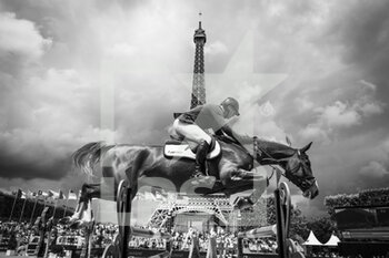 24/06/2022 - Christian AHLMANN riding Mandato van de Neerheide during the Prix Elle of the Longines Global Champions Tour 2022, Paris Eiffel Jumping, equestrian event on June 24, 2022 at Champ de Mars in Paris, France - EQUESTRIAN - LONGINES GLOBAL CHAMPIONS TOUR 2022 - PARIS EIFFEL JUMPING - INTERNAZIONALI - EQUITAZIONE