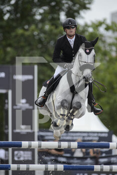 2022-06-24 - Jérome GUERY riding Great Britain V during the Prix Elle of the Longines Global Champions Tour 2022, Paris Eiffel Jumping, equestrian event on June 24, 2022 at Champ de Mars in Paris, France - EQUESTRIAN - LONGINES GLOBAL CHAMPIONS TOUR 2022 - PARIS EIFFEL JUMPING - INTERNATIONALS - EQUESTRIAN